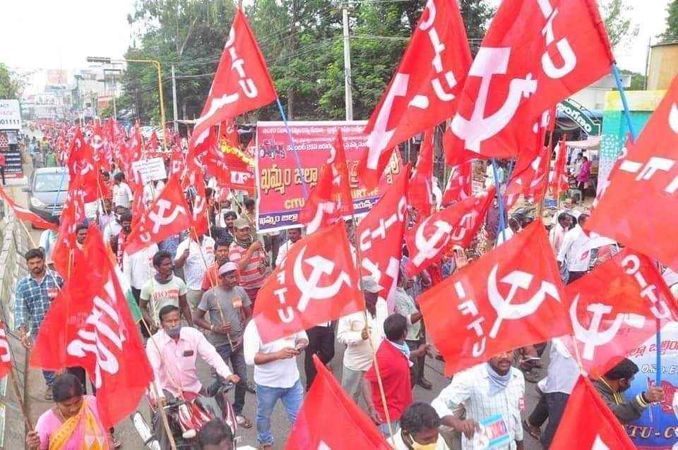在示威活动中，有示威者挥舞印度共产党农民阵线（AIKS），图自印媒